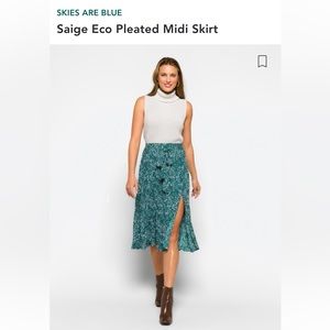 Green Pleated Midi Skirt, Size M. Never worn NWT